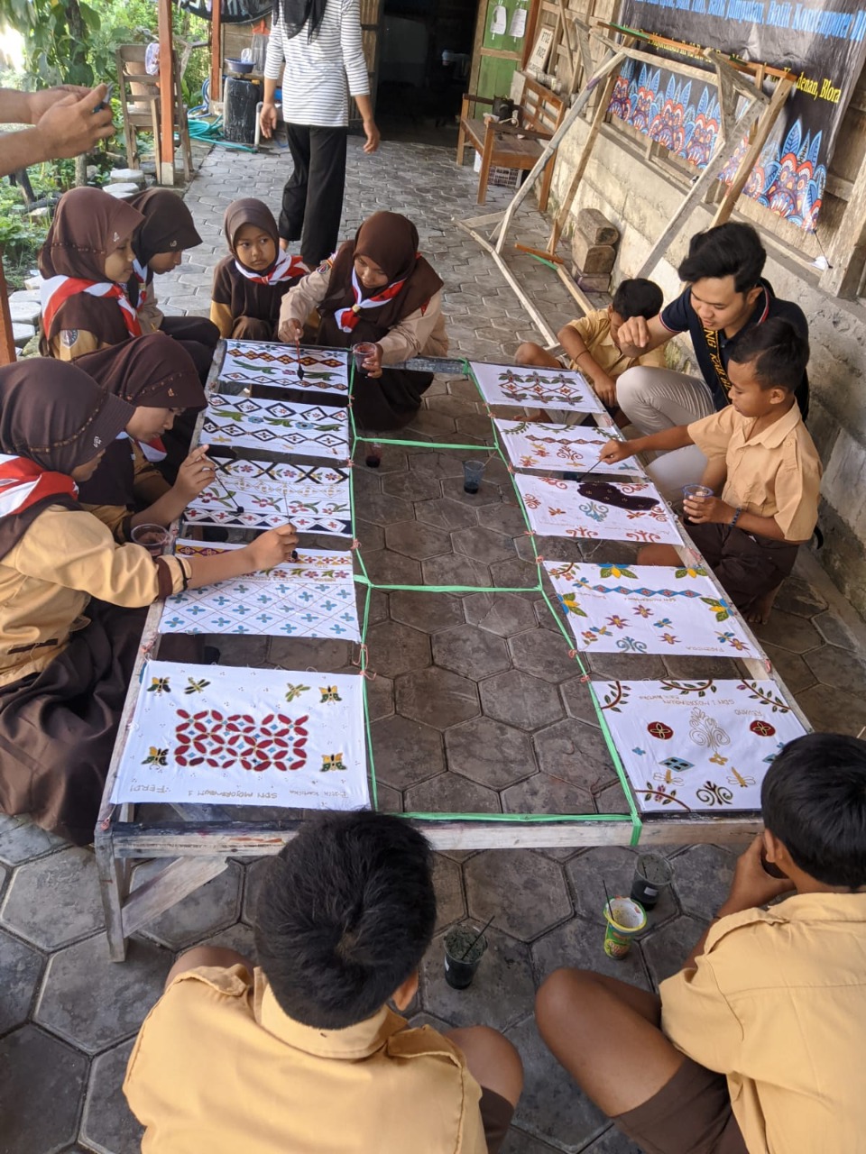Siswa Membatik